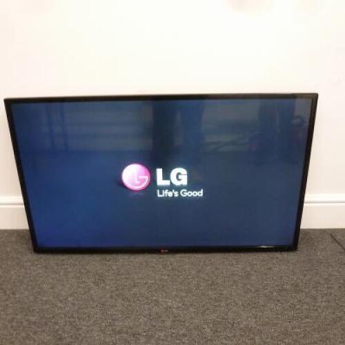 LG 47" TV, Model 47LN570V-ZA. Comes with Remote & Wall Bracket