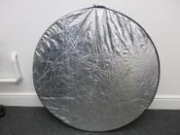 Neewer 5 in 1 Reflector with Carry Bag, Diameter 110cm. NOTE: zip broken on carry bag.