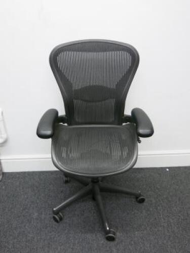 Herman Miller Aeron Ergonomic Adjustable Mesh Office Chairwith Lumbar Support, Adjustable Arm Rests & Vinyl Arm Caps.Size B. 