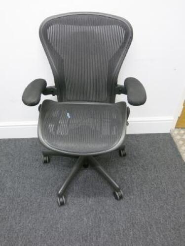 Herman Miller Aeron Ergonomic Adjustable Mesh Office Chairwith Adjustable Arm Rests & Fabric Arm Caps.Size B.NOTE: seat pan requires refurbishment (As Viewed/Pictured).&nbsp;