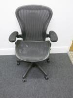 Herman Miller Aeron Ergonomic Adjustable Mesh Office Chairwith Adjustable Arm Rests & Fabric Arm Caps.Size B.NOTE: seat pan requires refurbishment (As Viewed/Pictured). 