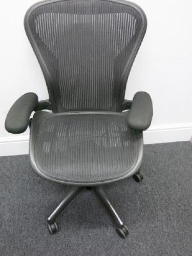 Herman Miller Aeron Ergonomic Adjustable Mesh Office Chairwith Adjustable Arm Rests & Fabric Arm Caps.Size B.NOTE: seat pan requires refurbishment (As Viewed/Pictured).&nbsp;