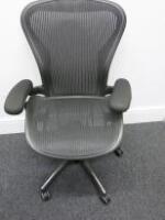 Herman Miller Aeron Ergonomic Adjustable Mesh Office Chairwith Adjustable Arm Rests & Fabric Arm Caps.Size B.NOTE: seat pan requires refurbishment (As Viewed/Pictured). 