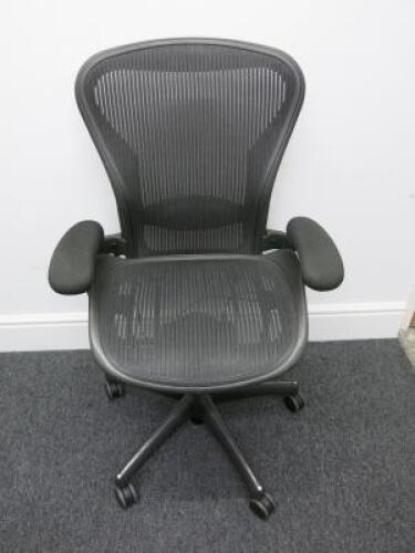 Herman Miller Aeron Ergonomic Adjustable Mesh Office Chairwith Lumbar Support, Adjustable Arm Rests & Fabric Arm Caps.Size B.&nbsp;