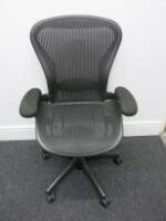 Herman Miller Aeron Ergonomic Adjustable Mesh Office Chairwith Lumbar Support, Adjustable Arm Rests & Fabric Arm Caps.Size B. 