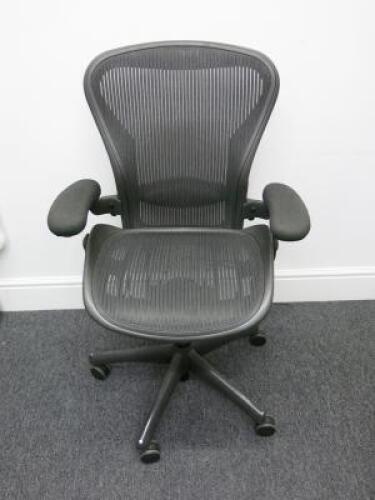 Herman Miller Aeron Ergonomic Adjustable Mesh Office Chairwith Lumbar Support, Adjustable Arm Rests & Fabric Arm Caps.Size B.&nbsp;