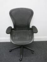 Herman Miller Aeron Ergonomic Adjustable Mesh Office Chairwith Lumbar Support, Adjustable Arm Rests & Fabric Arm Caps.Size B. 