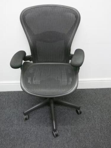 Herman Miller Aeron Ergonomic Adjustable Mesh Office Chairwith Lumbar Support, Adjustable Arm Rests & Fabric Arm Caps.Size B.&nbsp;