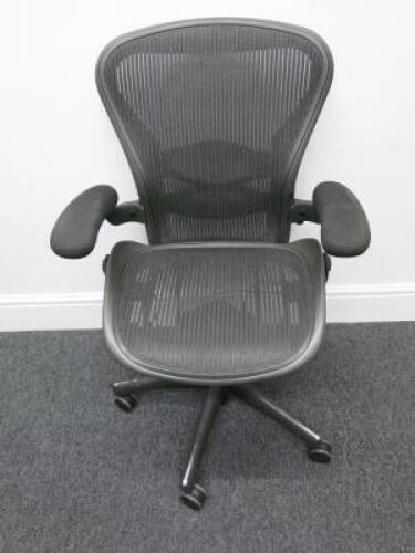 Herman Miller Aeron Ergonomic Adjustable Mesh Office Chairwith Lumbar Support, Adjustable Arm Rests & Fabric Arm Caps.Size B.&nbsp;