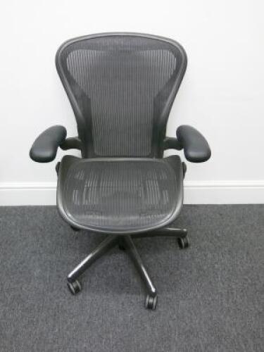 Herman Miller Aeron Ergonomic Adjustable Mesh Office Chairwith Adjustable Arm Rests & Vinyl Arm Caps.Size B.NOTE: seat pan requires refurbishment (As Viewed/Pictured).&nbsp;