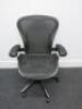 Herman Miller Aeron Ergonomic Adjustable Mesh Office Chairwith Adjustable Arm Rests & Vinyl Arm Caps.Size B.NOTE: seat pan requires refurbishment (As Viewed/Pictured).&nbsp; - 7