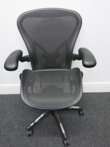 Herman Miller Aeron Ergonomic Adjustable Mesh Office Chairwith Lumbar Support, Adjustable Arm Rests & Vinyl Arm Caps.Size B.&nbsp;
