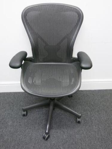 Herman Miller Aeron Ergonomic Adjustable Mesh Office Chairwith Lumbar Support, Adjustable Arm Rests & Vinyl Arm Caps.Size B.&nbsp;