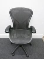 Herman Miller Aeron Ergonomic Adjustable Mesh Office Chairwith Lumbar Support, Adjustable Arm Rests & Vinyl Arm Caps.Size B. 