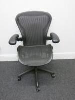 Herman Miller Aeron Ergonomic Adjustable Mesh Office Chairwith Lumbar Support, Adjustable Arm Rests & Vinyl Arm Caps.Size B. 