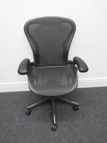 Herman Miller Aeron Ergonomic Adjustable Mesh Office Chairwith Lumbar Support, Adjustable Arm Rests & Vinyl Arm Caps.Size B.&nbsp;
