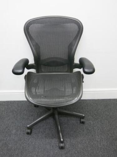Herman Miller Aeron Ergonomic Adjustable Mesh Office Chairwith Lumbar Support, Adjustable Arm Rests & Vinyl Arm Caps.Size B.NOTE: seat pan requires refurbishment (As Pictured/Viewed).&nbsp;