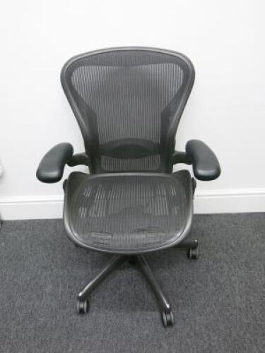 Herman Miller Aeron Ergonomic Adjustable Mesh Office Chairwith Lumbar Support, Adjustable Arm Rests & Vinyl Arm Caps.Size B.NOTE: seat pan requires refurbishment (As Pictured/Viewed).&nbsp;