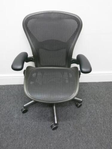 Herman Miller Aeron Ergonomic Adjustable Mesh Office Chairwith Lumbar Support, Adjustable Arm Rests & Vinyl Arm Caps.Size B.&nbsp;