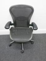 Herman Miller Aeron Ergonomic Adjustable Mesh Office Chairwith Lumbar Support, Adjustable Arm Rests & Vinyl Arm Caps.Size B. 