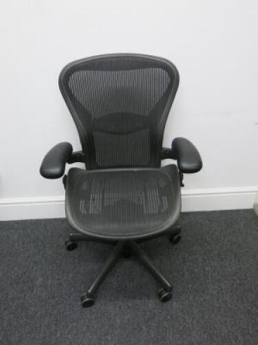 Herman Miller Aeron Ergonomic Adjustable Mesh Office Chairwith Lumbar Support, Adjustable Arm Rests & Vinyl Arm Caps.Size B.&nbsp;