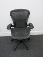 Herman Miller Aeron Ergonomic Adjustable Mesh Office Chairwith Lumbar Support, Adjustable Arm Rests & Vinyl Arm Caps.Size B. 