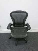 Herman Miller Aeron Ergonomic Adjustable Mesh Office Chairwith Lumbar Support, Adjustable Arm Rests & Vinyl Arm Caps.Size B. 