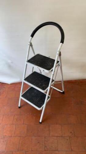 3 Tread Extended Handrail Step Stool. Weight Capacity 150kgs.