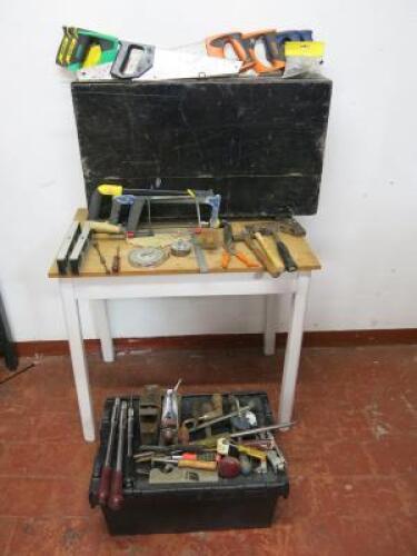 Large Wooden Carpenters Chest with Assorted Tools to Include: 8 x Wood Saws, 3 x Yankee Screw Drivers, 3 x Hack Saws, 2 x Spirit Levels, 3 x Old Wood Planes, 1 x Hand Drill, 1 x Brace, 3 x Hammers & Assorted Others (As Viewed/Pictured).