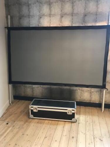 Easyfold Film Screen Kit (Size 2.3m x 1.3m) to Include:Aluminium Folding Frame, Left & Right Folding Legs,Front & Rear Projection Screen Fabric, User Manual,Lightweight Tripod with Plate,User Manual & Metal Flight Case,Size H 31cm x W100cm x D33cm.&nbsp;