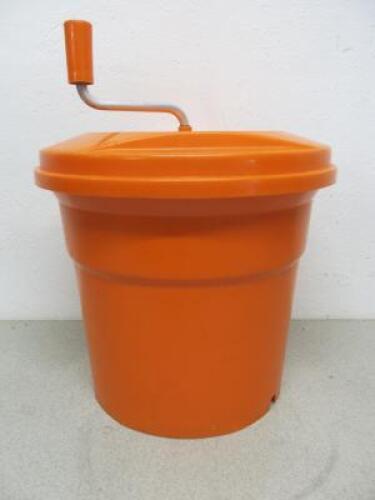 Dynamic Manual Salad Spinner in Orange.