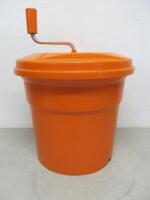 Dynamic Manual Salad Spinner in Orange.