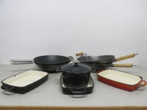 8 x Assorted Catering Pans to Include: 3 Vogue Metal Dishes,1 x Vogue Casserole Pot with Lid & 4 x Woks. 