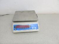 Brecknell Scales, Model 405, Max Capacity 15kg. Comes with Power Supply.