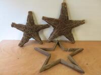 3 x Wooden Stars, 2 x Straw & 1 x Driftwood.