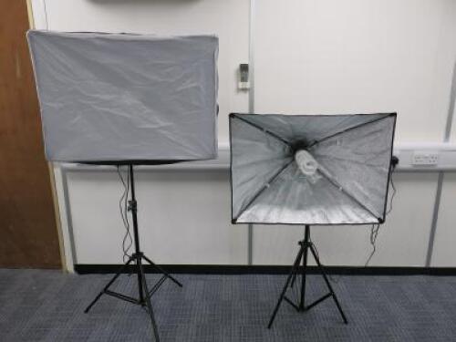 Professional Photography Softbox Lighting Set to Include: 2 x Tripods, 2 x 150w Socket Bulbs, 2 x Reflectors, 1 x Disc Reflector, 1 x Rail with 3 x Coloured Back Drops to Include: 1 x Black, 1 x Green, 1 x White & Carry Case.