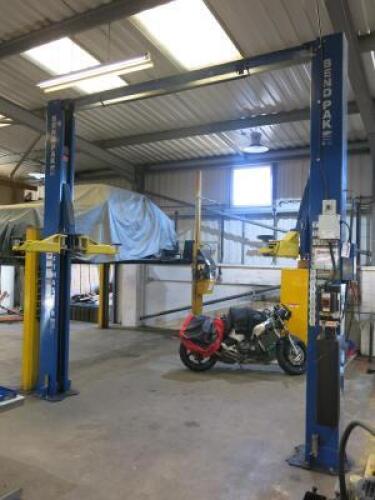 Bendpak Two Post Car Lift, 4500kg Capacity, Model XPR-101, SN5000015256-005, Year 2014. NOTE: Last service 10/2020, unused since.