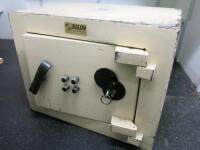 Solon Heavy Duty Safe with Key & Combination Lock. NOTE: buyer will be required to remove from basement.